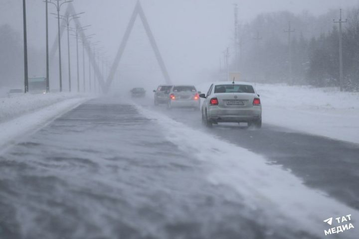 Метеорологи Татарстана предупреждают водителей о гололёде и ухудшении видимости на трассах