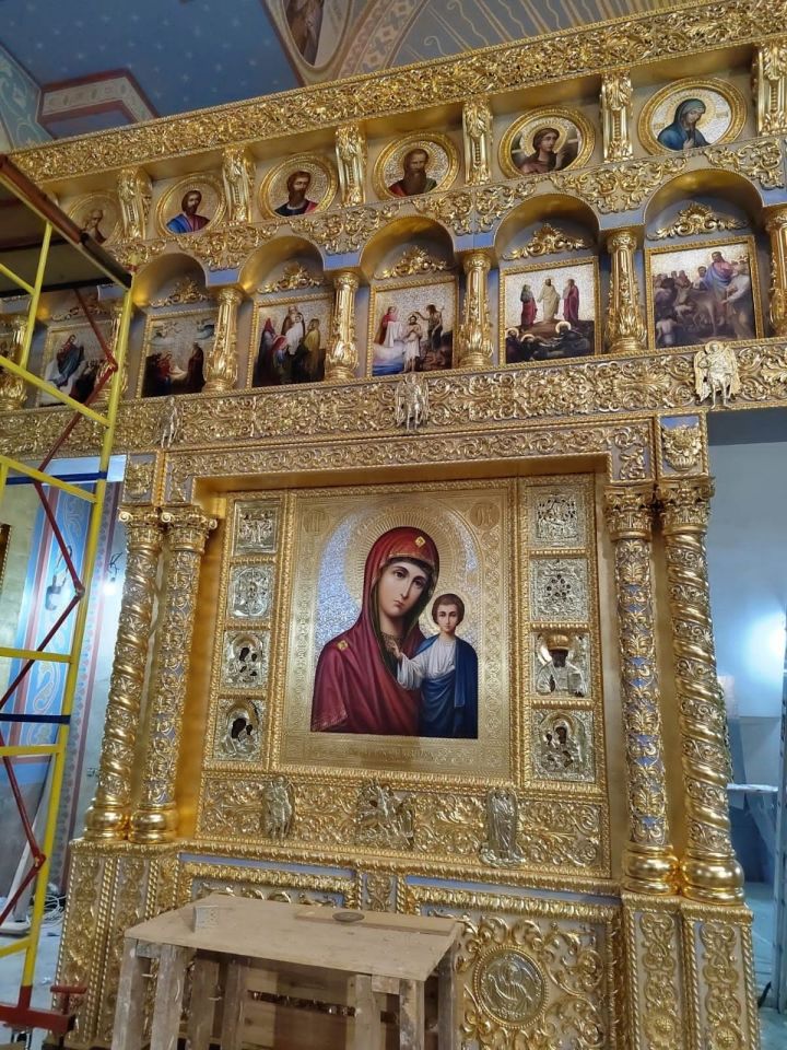 В храме Рождества Христова города Нижнекамска устанавливают иконостас
