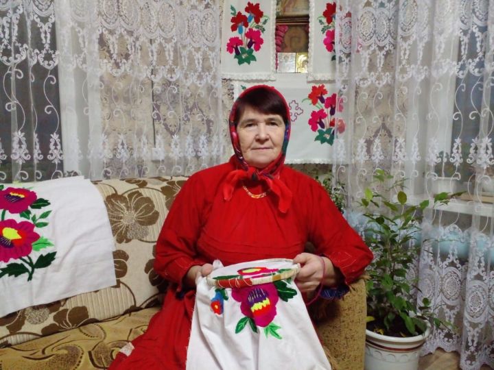 Рукодельница из Мамадыша: «В последнее время много заказов на вышивку для «красного угла»