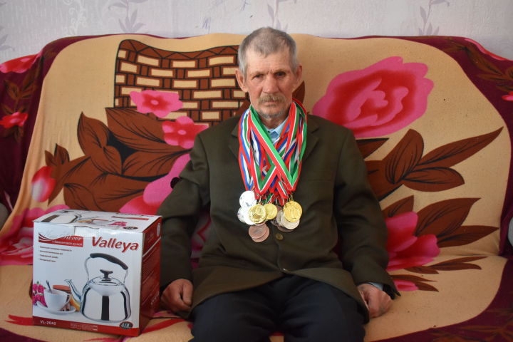 В поселке Татарстан поздравили с 75-летием ветерана труда Василия Новокрещенова