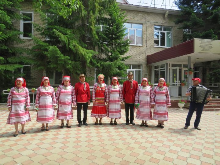 В Менделеевском районе в центре «Саулык» прошло выступление кряшенского ансамбля «Туганайлар»