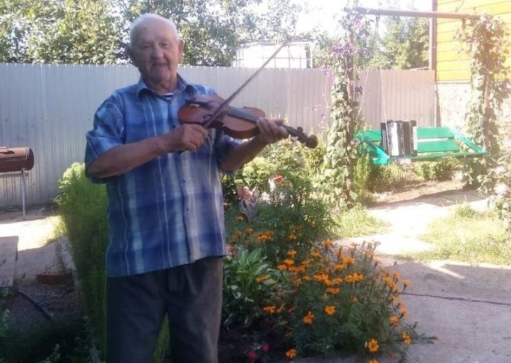 Зичәбаш авылыннан 89 яшьлек Степан Бойцовның яраткан шөгыле - баянда, скрипкада уйнау