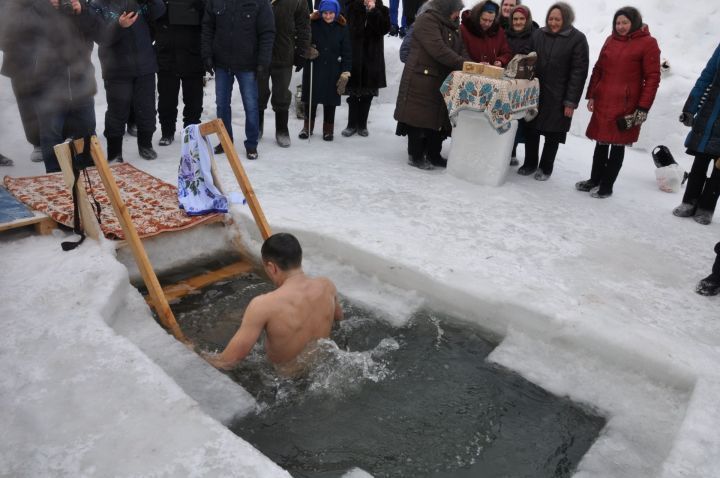 Татарстанцам напомнили о правилах безопасности при купании на Крещение