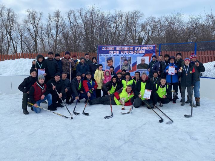 Үрәсбаш авылында «итекле» хоккей турниры уздырылды