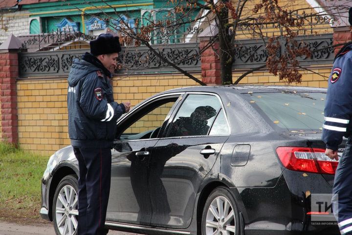 Юрист Гусятников: 1 апрельдән чит илдә алынган машина йөртү хокукларын Россиянекенә алмаштырырга кирәк