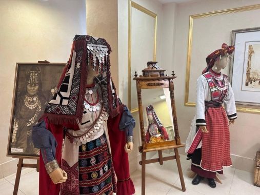 Выставка костюмов народов Поволжья был представлен в Москве в Совете Федераций России