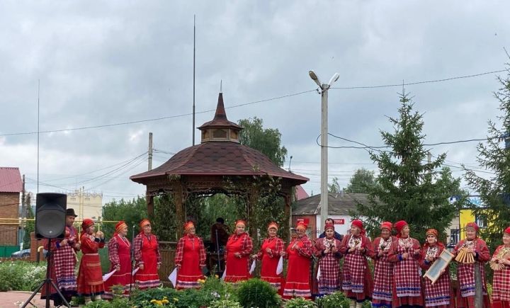 Тройсын бәйрәме: көтелгән яңгырлар  яуды, урманнан каен агачлары алып төштеләр, аларны чуклап, суга агыздылар