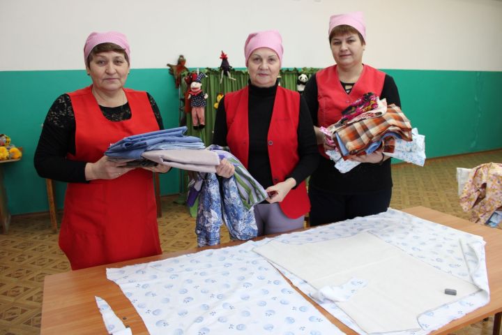 Сарсаз-Багражлылар яраланган солдатлар өчен эчке киемнәр тегәләр