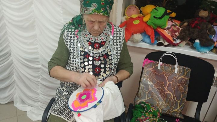 Керәшен Сәрдәсендә түтиләр  «Кич атна кичләре»нә җыелганнар