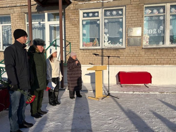 «Батырлыклары – һәркем өчен үрнәк»: Иске Гришкинда якташ-геройларга мемориаль такталар ачылды