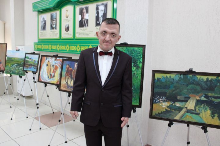 Зәй ягы рәссамы Андрей Кузьмин авыл музее турында картинаны ясауны видеода күрсәтте