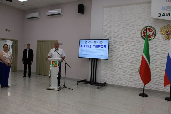 Зәйдә Ватанны саклаучылар тәрбияләгән әтиләргә багышланган фотокүргәзмә ачылган