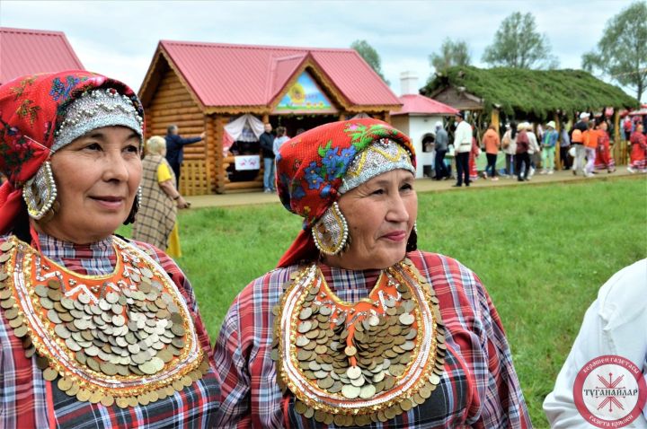Керәшен хатын-кызларының бизәнү әйберләре, баш киемнәре