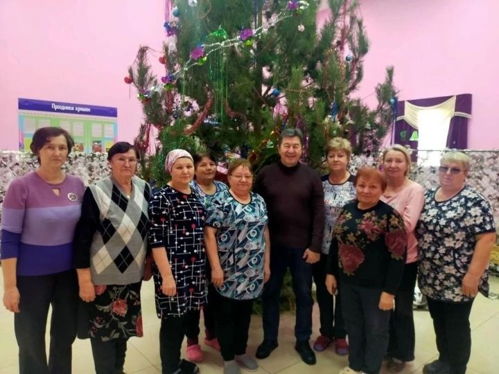 Виталий Агапов Сәвәләйдәге волонтерлар янында булды