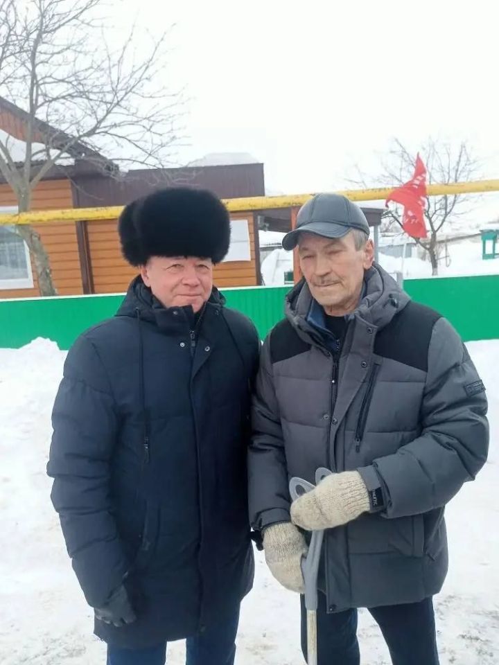 «Әфганчы», әти, ветеран»: Минзәләдә Радик Сизов исемен мәңгеләштерделәр