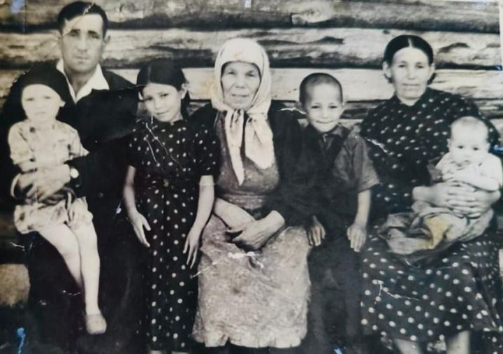 Бер фотосурәт тарихы: Иван Краснов гаиләсе белән