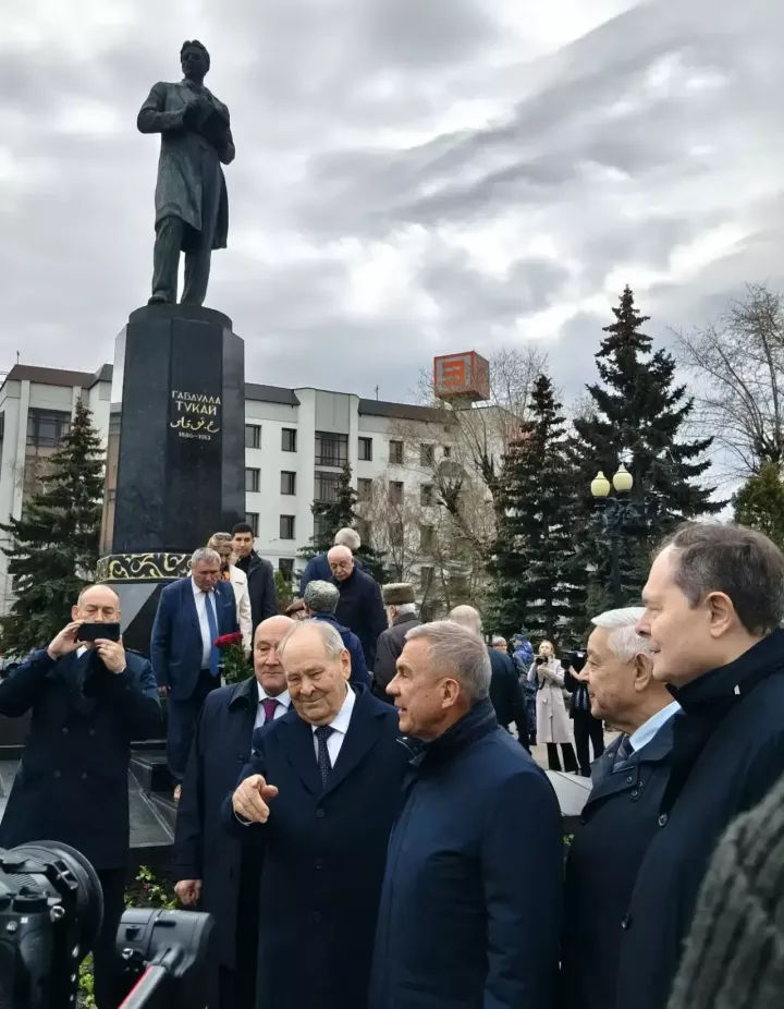 Рөстәм Миңнеханов һәм татар җәмәгатьчелеге Габдулла Тукай һәйкәленә чәчәкләр салды