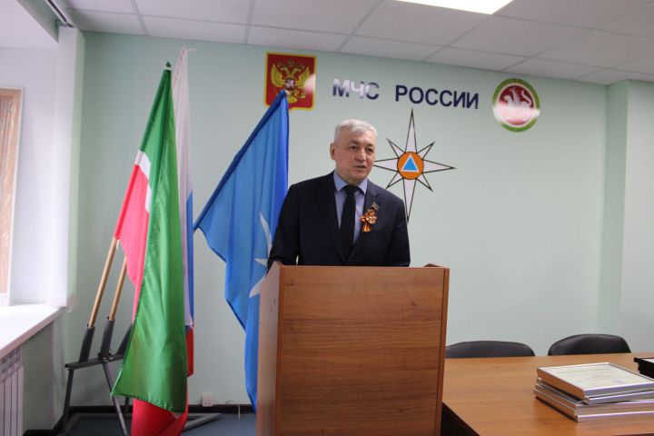 Зәйдә Петр Уразайкин  янгын сүндерүчеләрне һөнәри бәйрәмнәре белән котлады