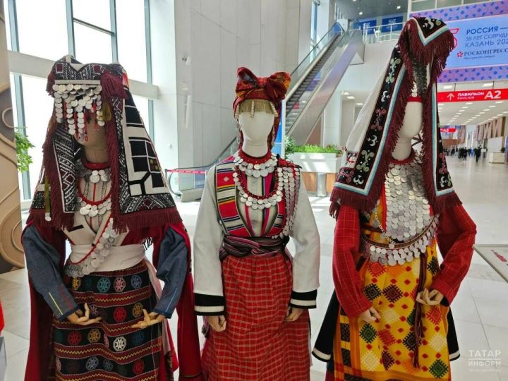 Россия-АСЕАН саммитындагылар Татарстан халыкларның милли киемнәре күргәзмәсен карады