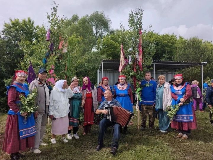 Илтән-Бутада карендәшләр Тройсында элгәредән килгән йолаларны үтәделәр