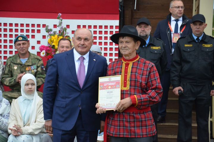 Питрауда ансамбльләр 500әр меңлек сертификат белән бүләкләнде