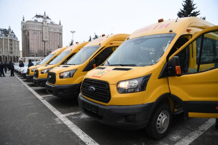 Рөстәм Миңнеханов Татарстан мәгариф учреждениеләренә 57 мәктәп автобусы ачкычлары тапшырды