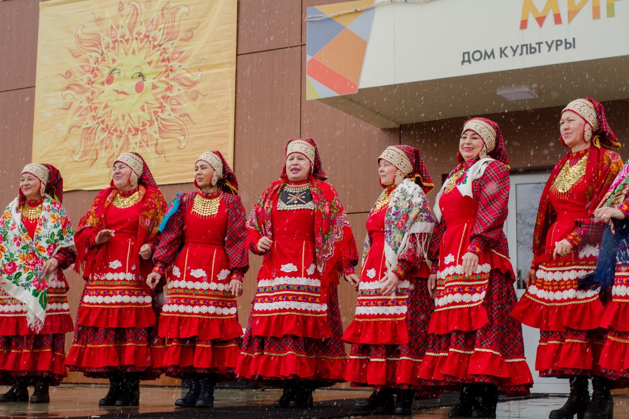 Кряшены. Кряшены Нижнекамска. Кряшены фольклорный ансамбль Илтэнем. Сурэкэ ансамбль в Нижнекамске фольклорный. Фольклорные коллективы кряшен.