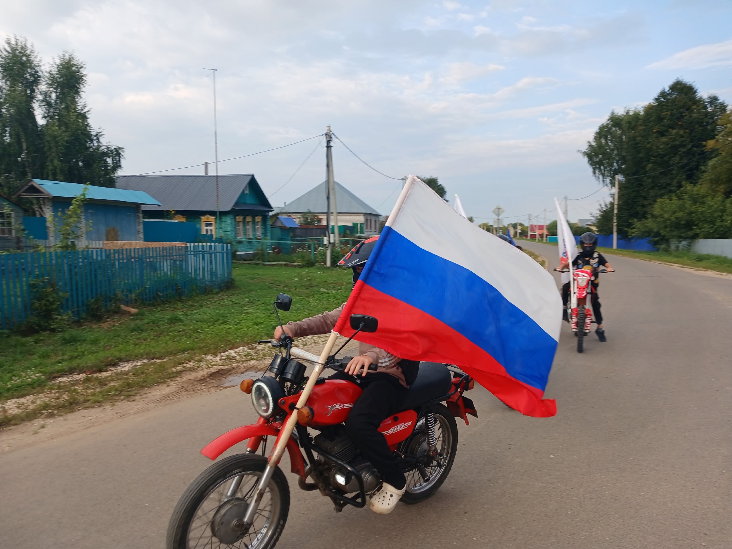 Яшьләр мотоциклларда җилдерде
