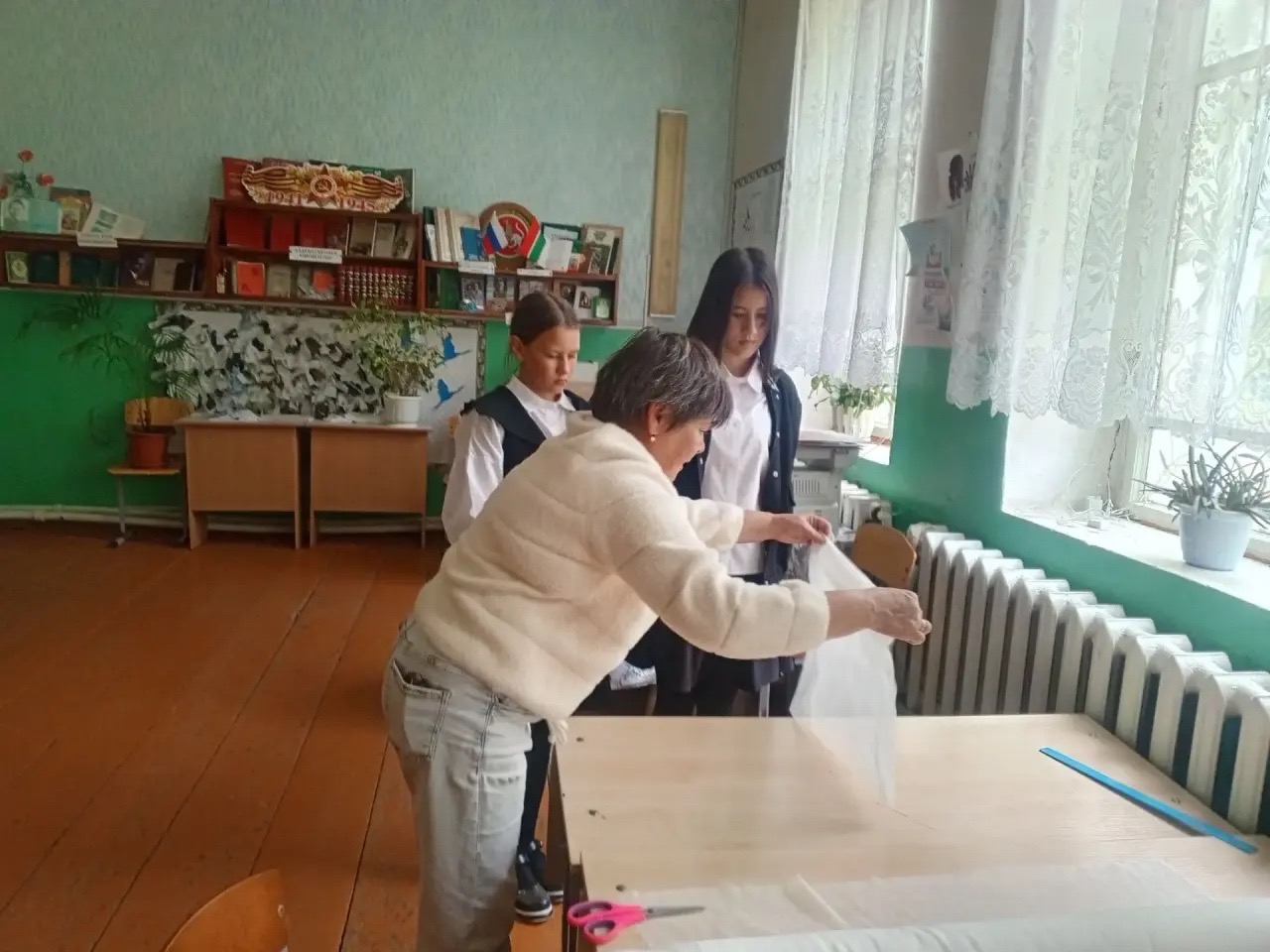 Балалар игътибар белән тыңлый, өйрәнәләр