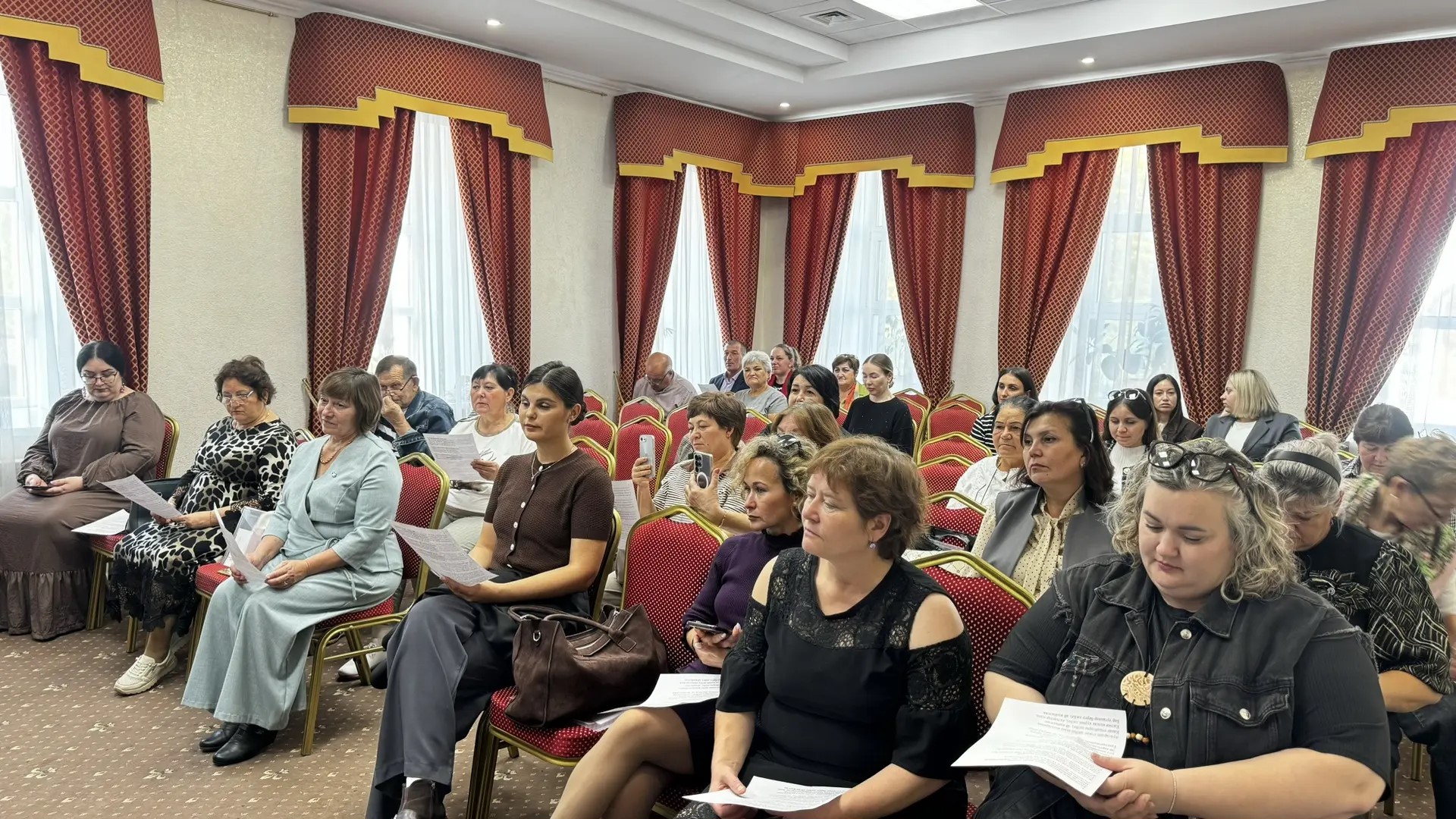  В рамках практикума участники разучивали песни