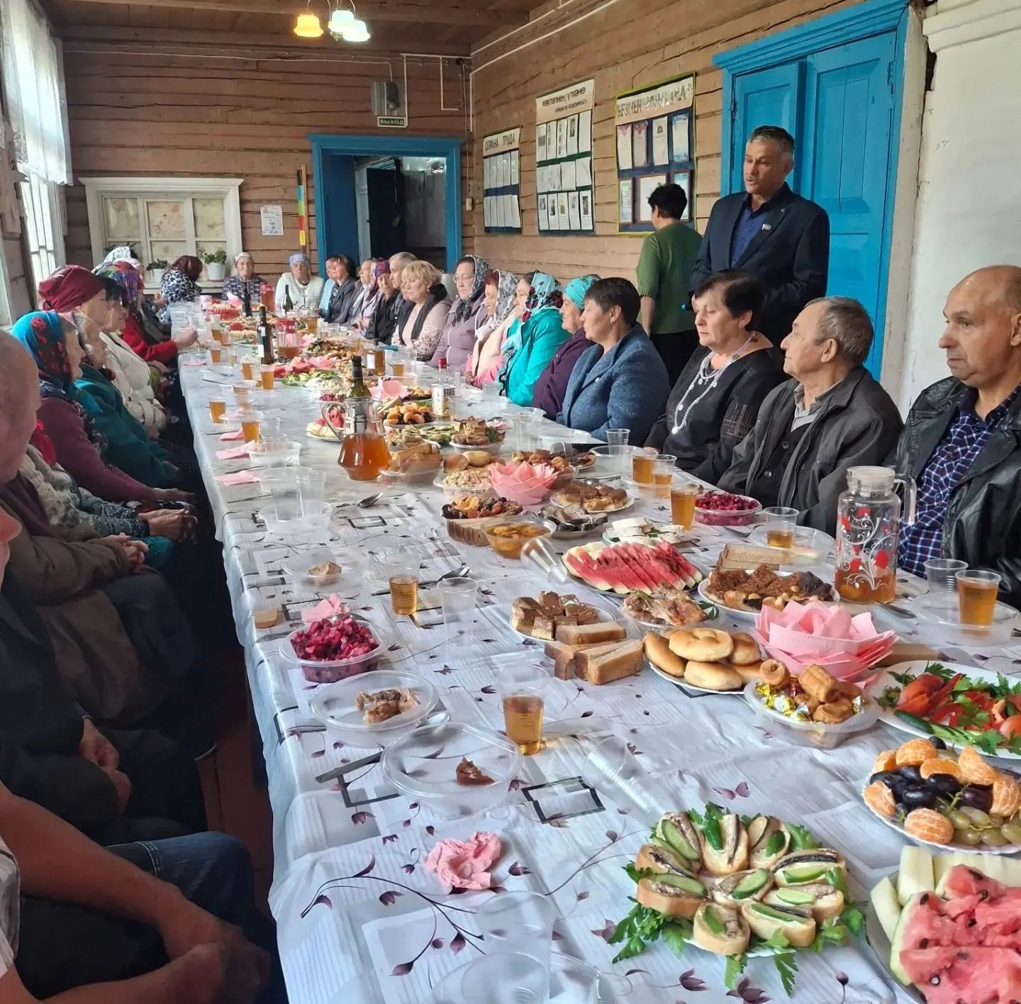 Албайда өлкәннәрне табын артына җыйганнар