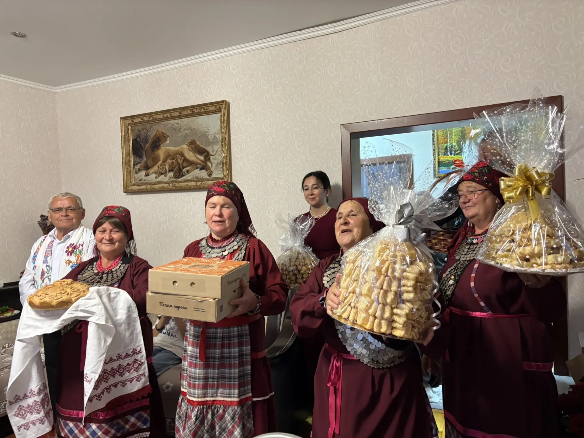 Кода ашын җырулар белән чыгардылар