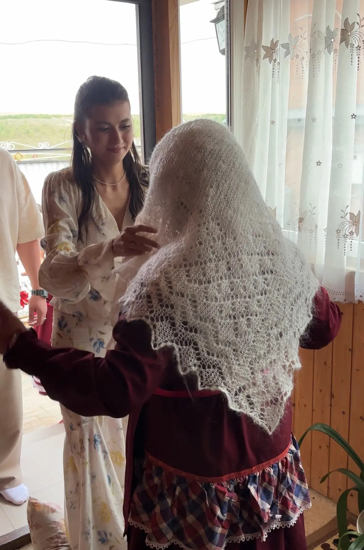 Лиана Галина түтинең иңбашына ак мамык шәл япты