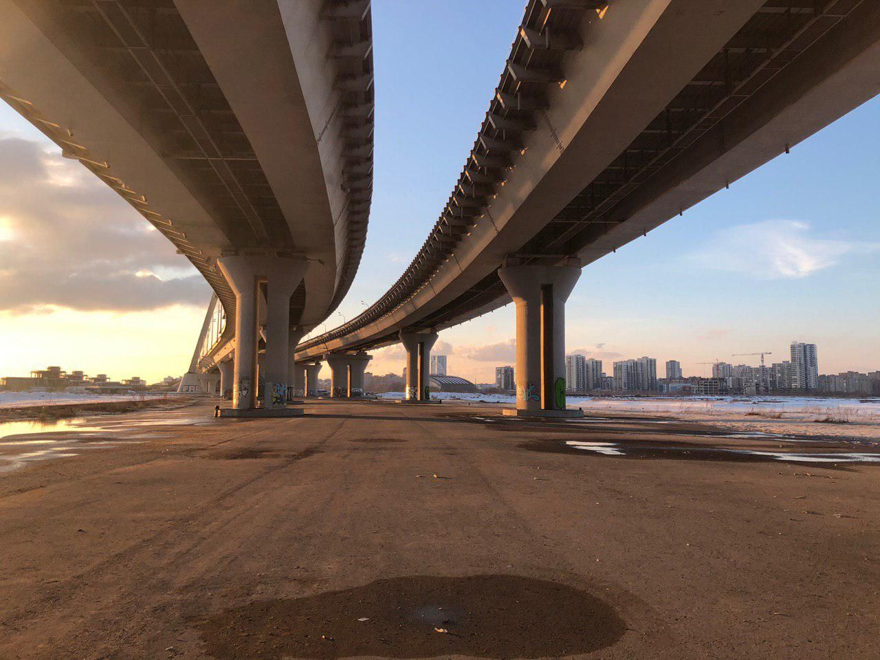 Фото под мостом. Парк под мостом Миллениум Казань. Под мостом Миллениум. Парк Миллениум Казань под мостом ночью. Под Миллениумом Казань.