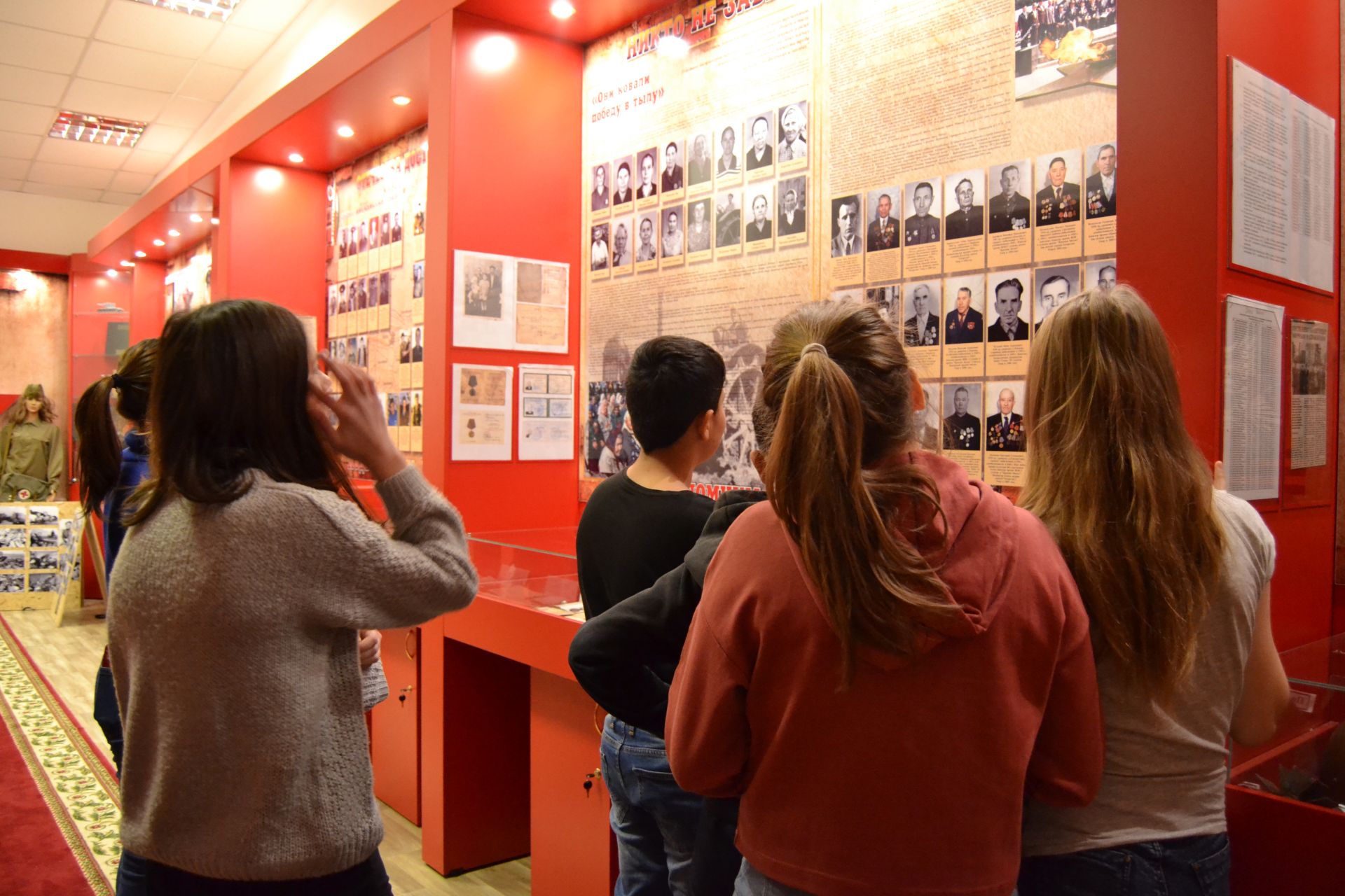 Школьники посёлка Татарстан посетили экскурсию в музей боевой славы «Патриот»