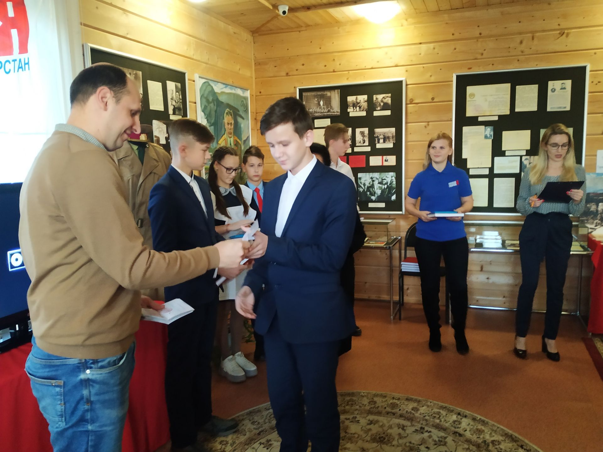 В музее Петра Гаврилова вручили паспорта юным гражданам