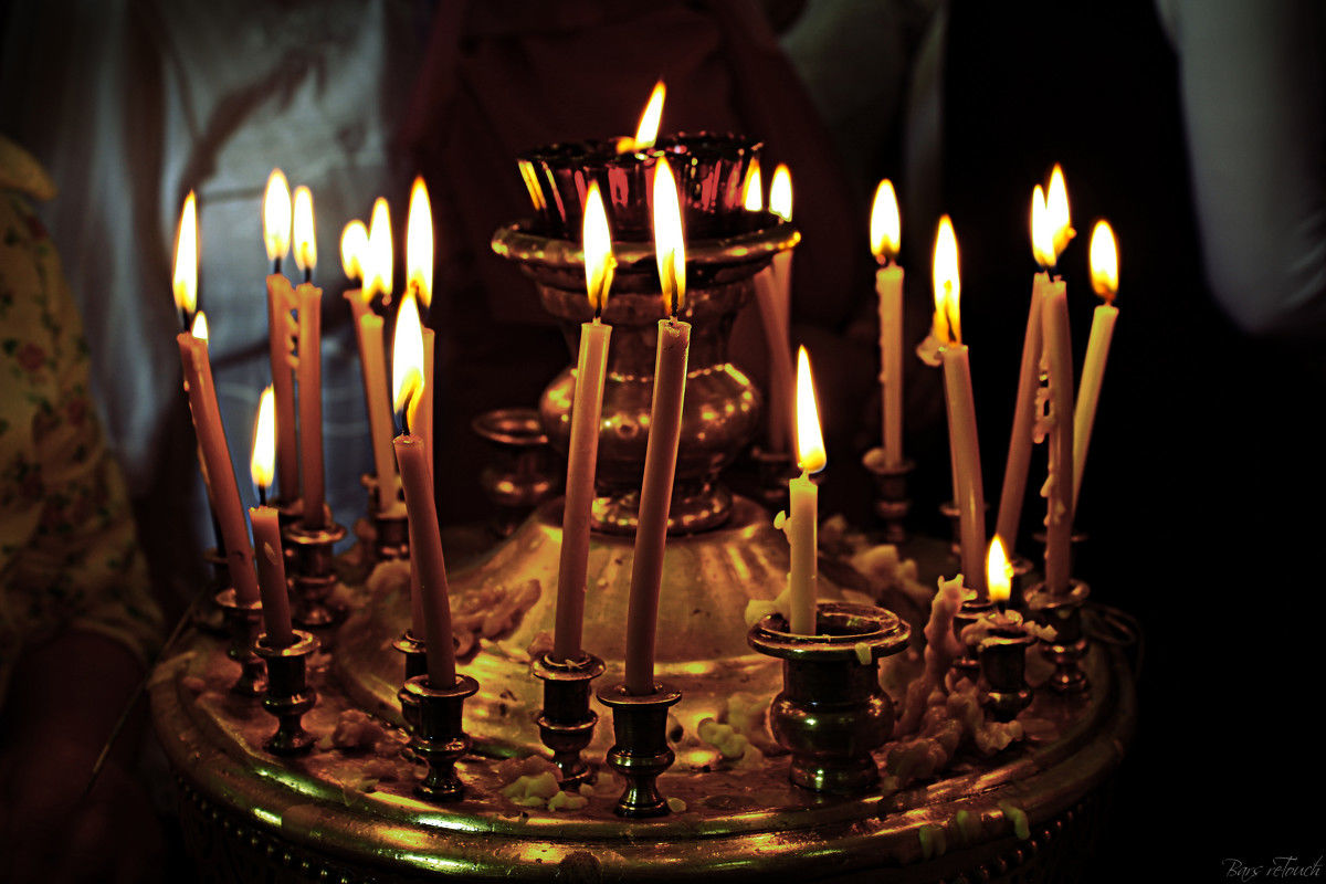 В церкви горят свечи. Церковные свечи. Свечи в храме. Горящие свечи в храме. Свечи в древности.