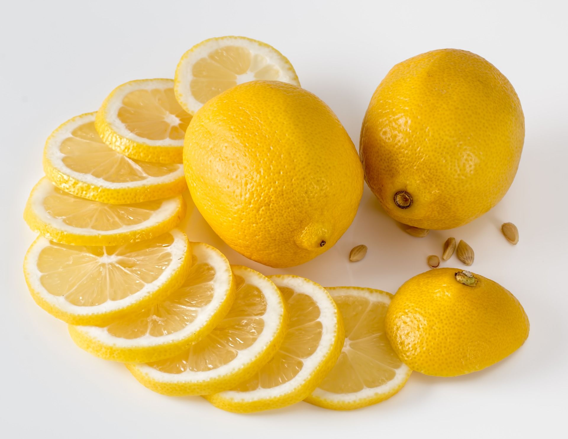 Фейк: «Горячий напиток из лимонов может вылечить от коронавируса и онкологических заболеваний»