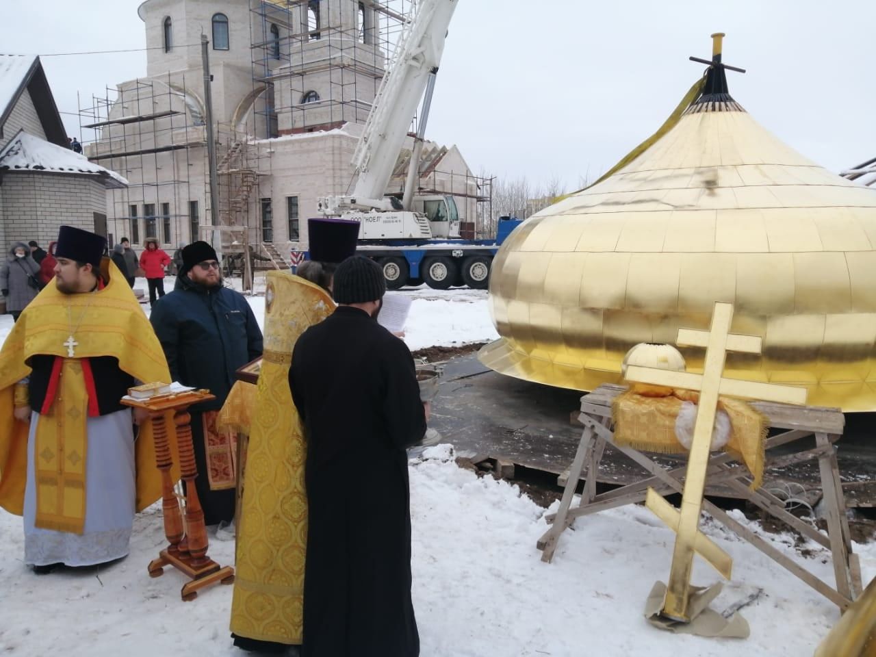 На строящийся кряшенский храм Рождества Христова в Нижнекамске подняли  второй купол