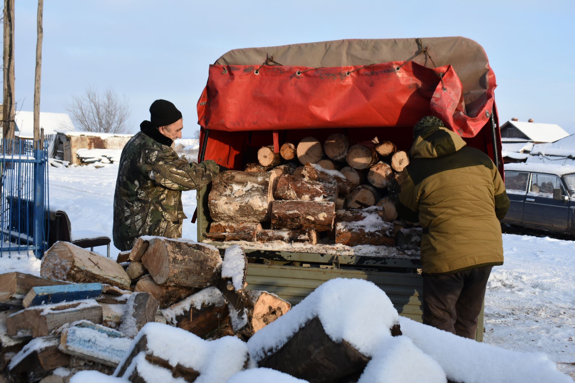 Матери мобилизованного из села Янцевары привезли дрова на зиму