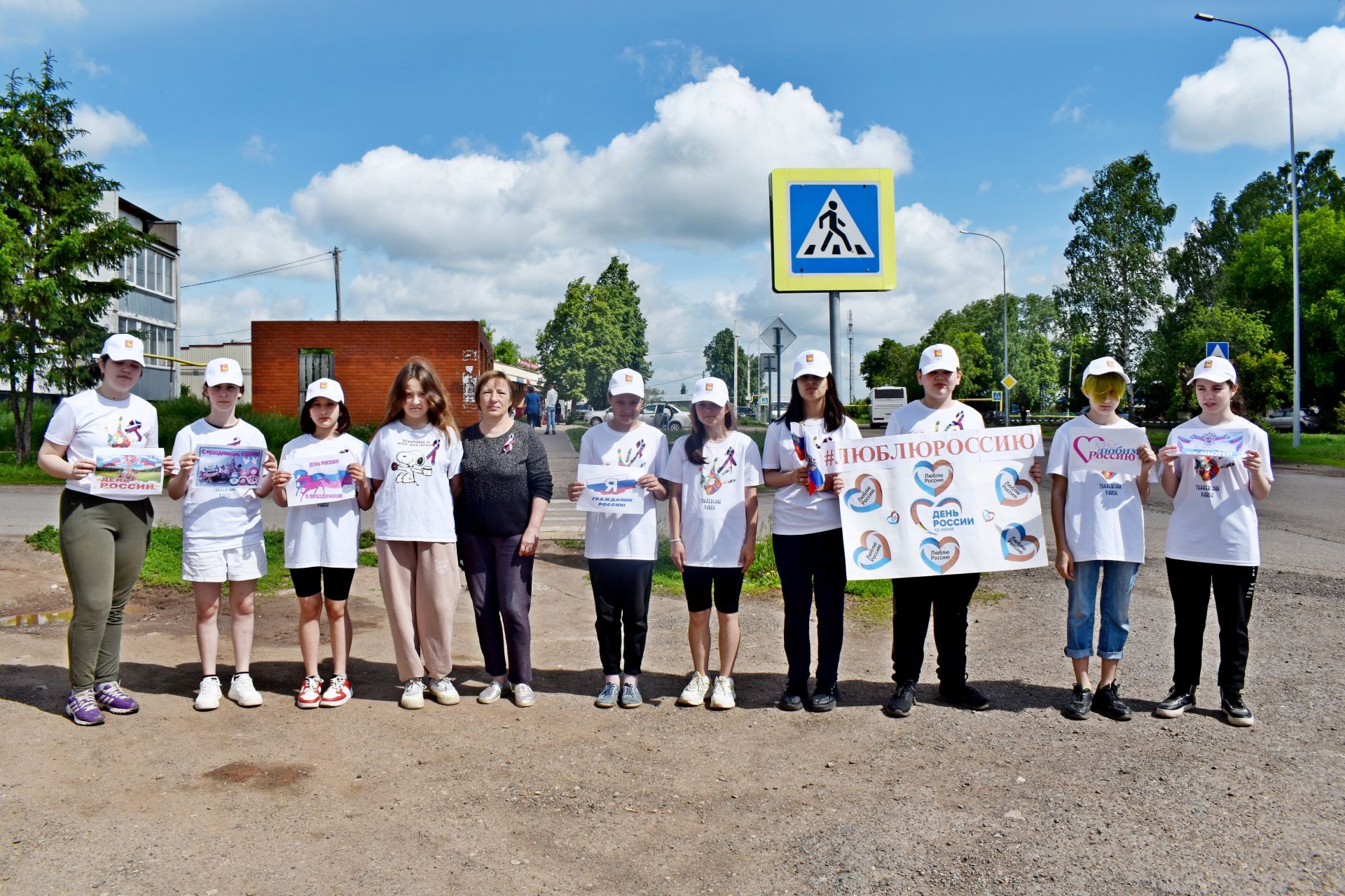 В поселке Татарстан прошла патриотическая акция «Триколор», посвященная Дню России