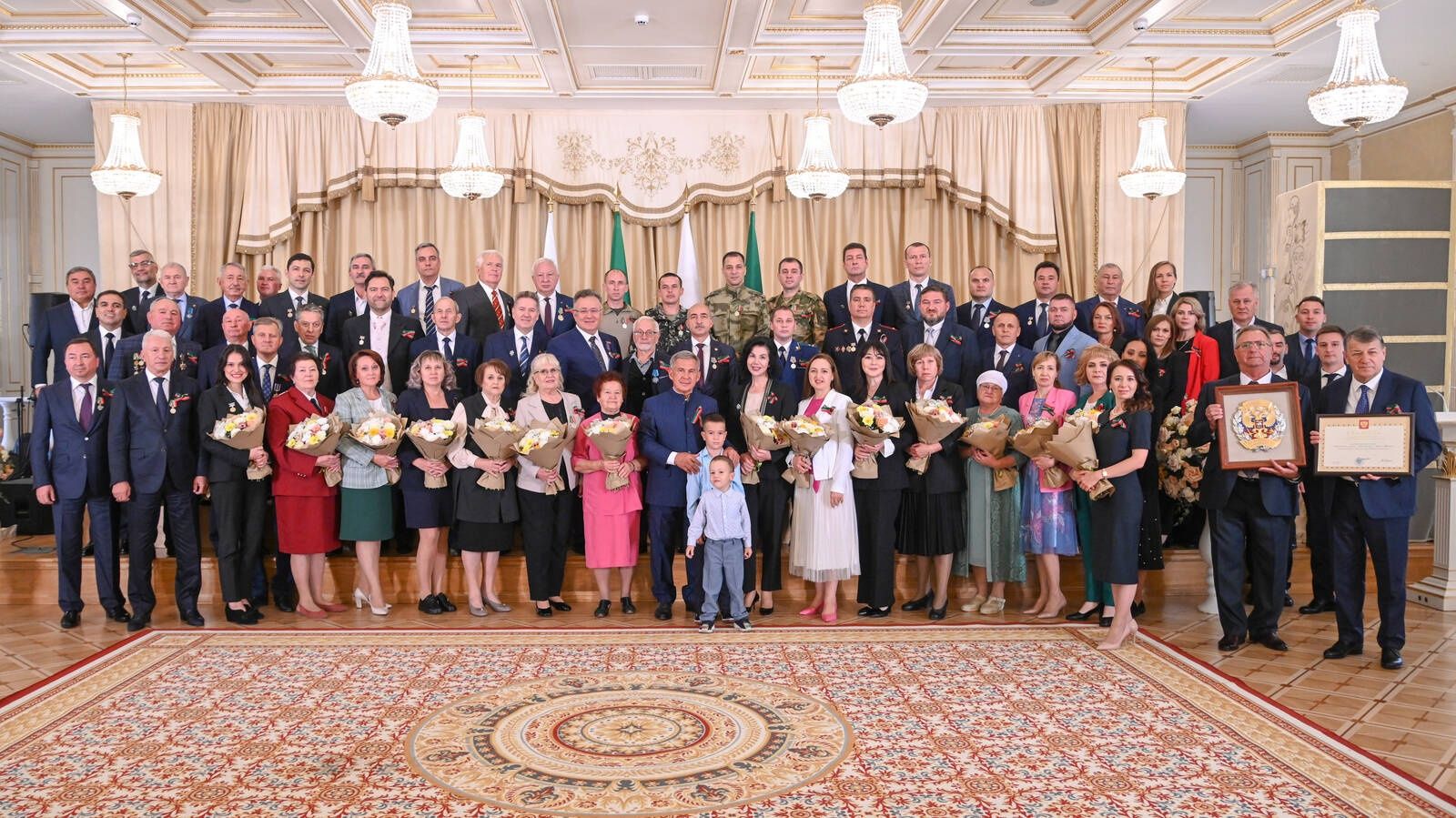 Татарстан Рәисе керәшен карендәшләргә дәүләт бүләкләре тапшырды