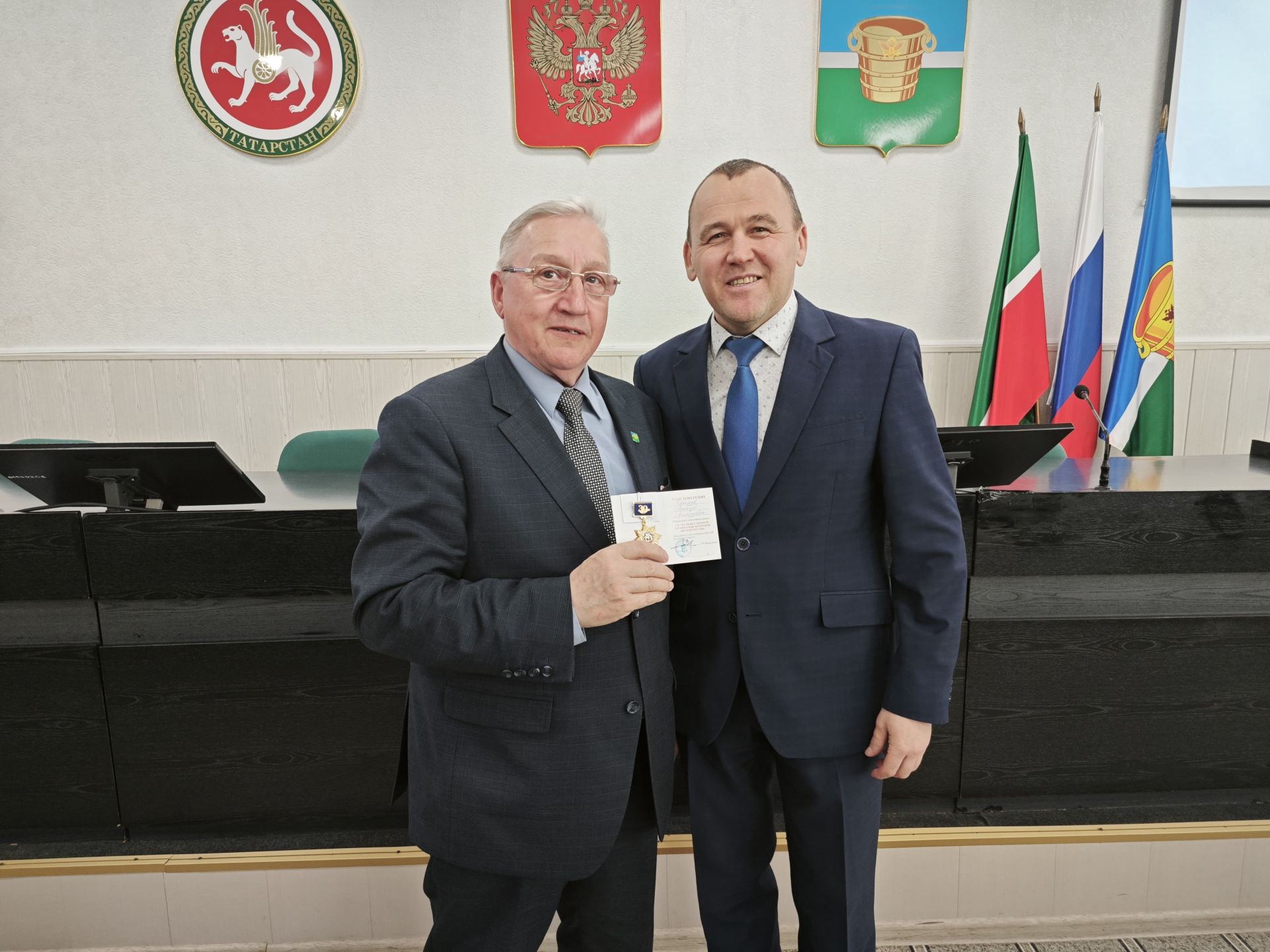 Алексея Ефимова наградили юбилейным нагрудным знаком