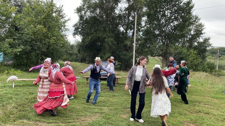 В селе Комаровка организовали уличную концертную программу