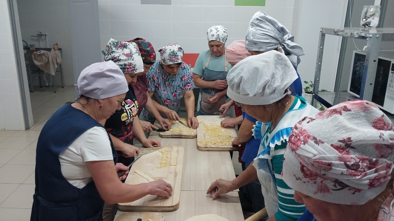 Дүсмәт мәктәбендә махсус хәрби операциядә катнашучыларга чәк-чәк пешерделәр
