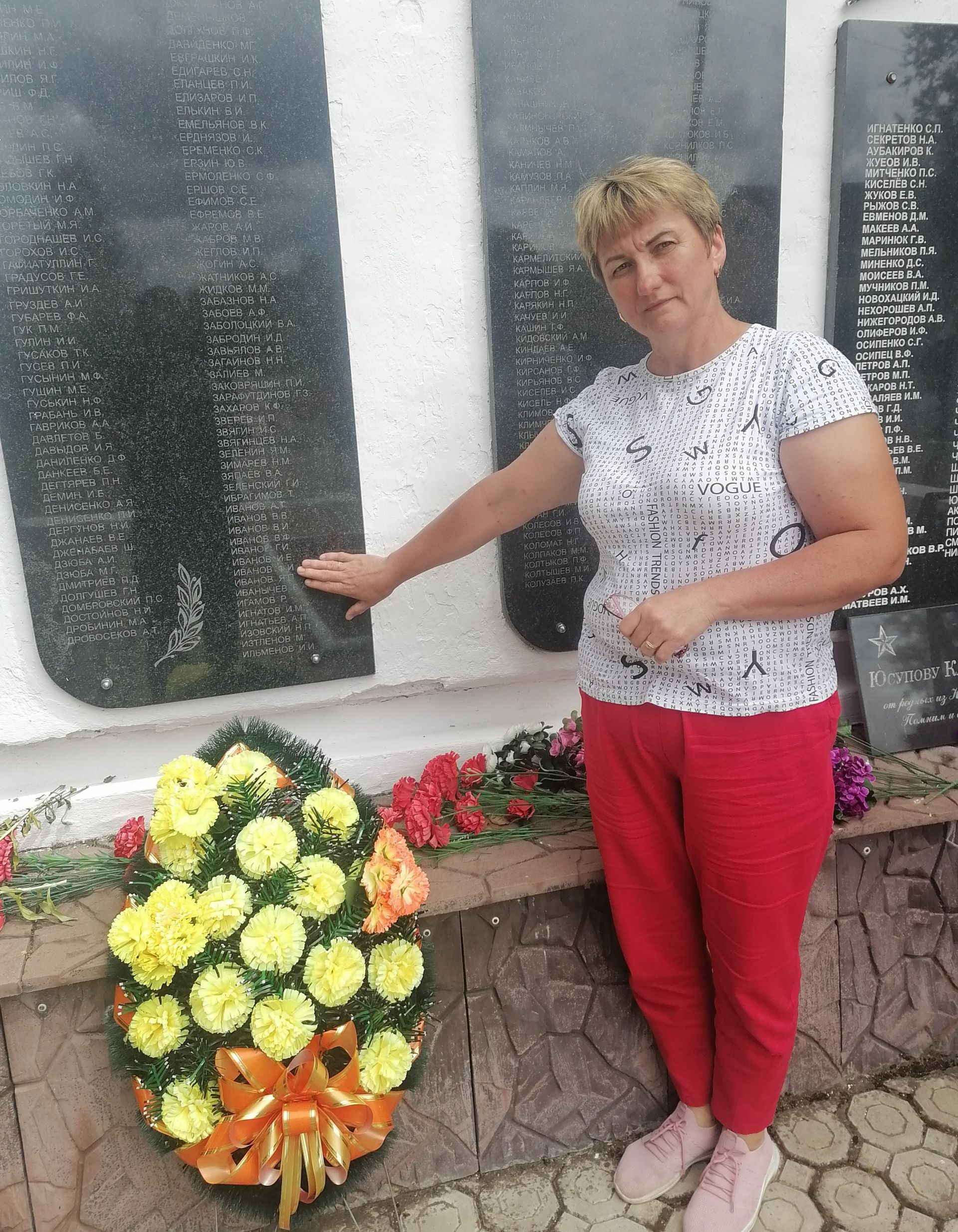 Мәшләктән Валентина Вафина 1944 елда сугышта һәлак булган бабасы каберенә барган