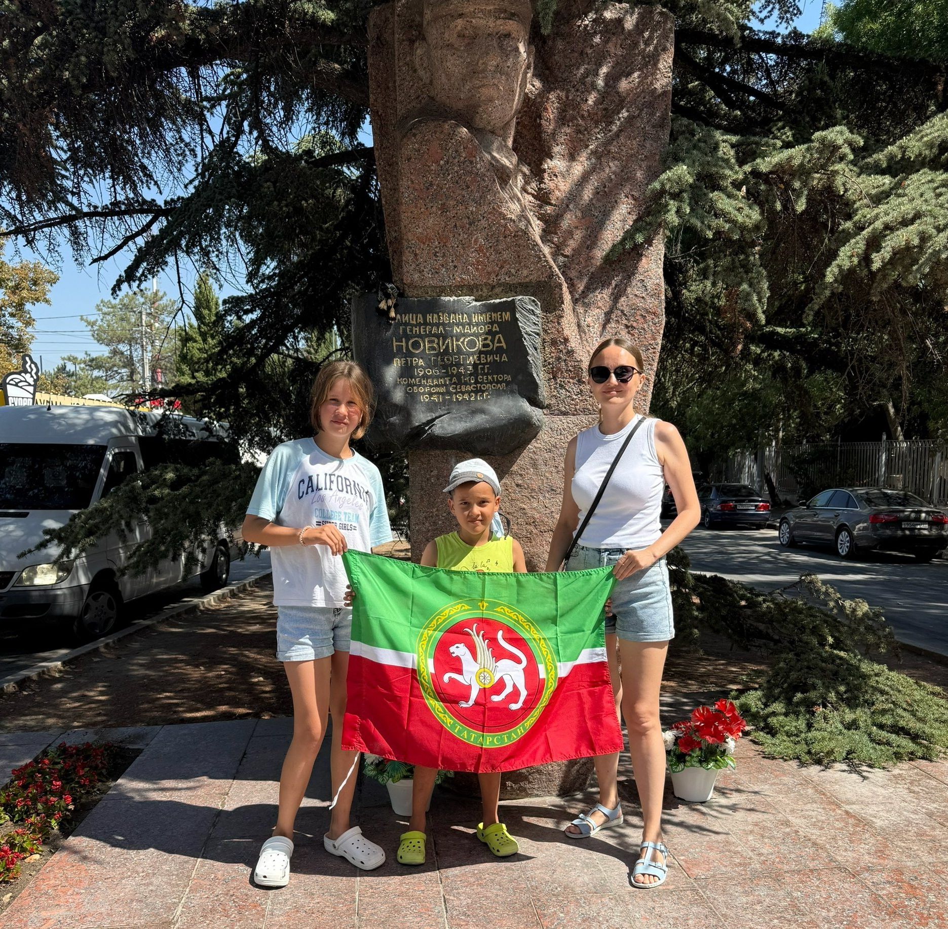 Муллиннар гаиләсе Севастопольдә керәшен герое Новиков бюсте янында булганнар