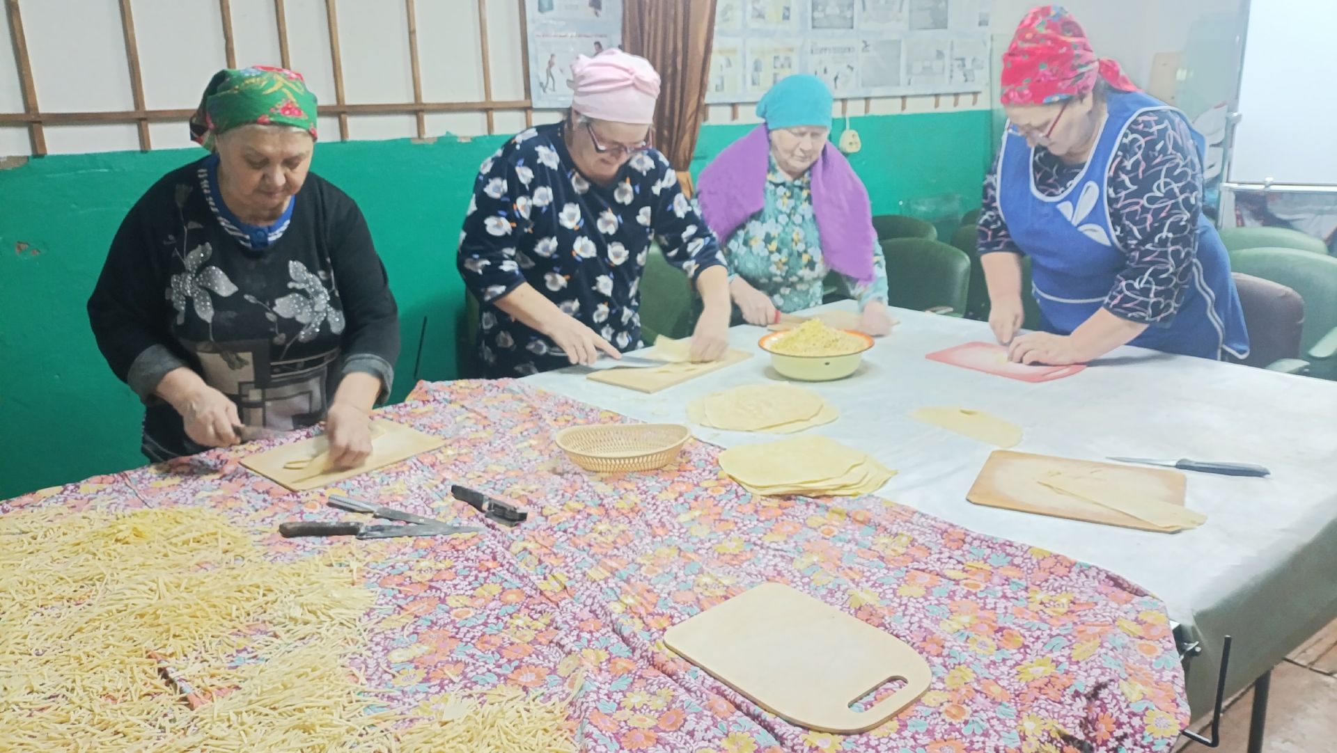Бирдебәк авылы клубында өй токмачы кисү буенча хәйрия акциясе дәвам итә