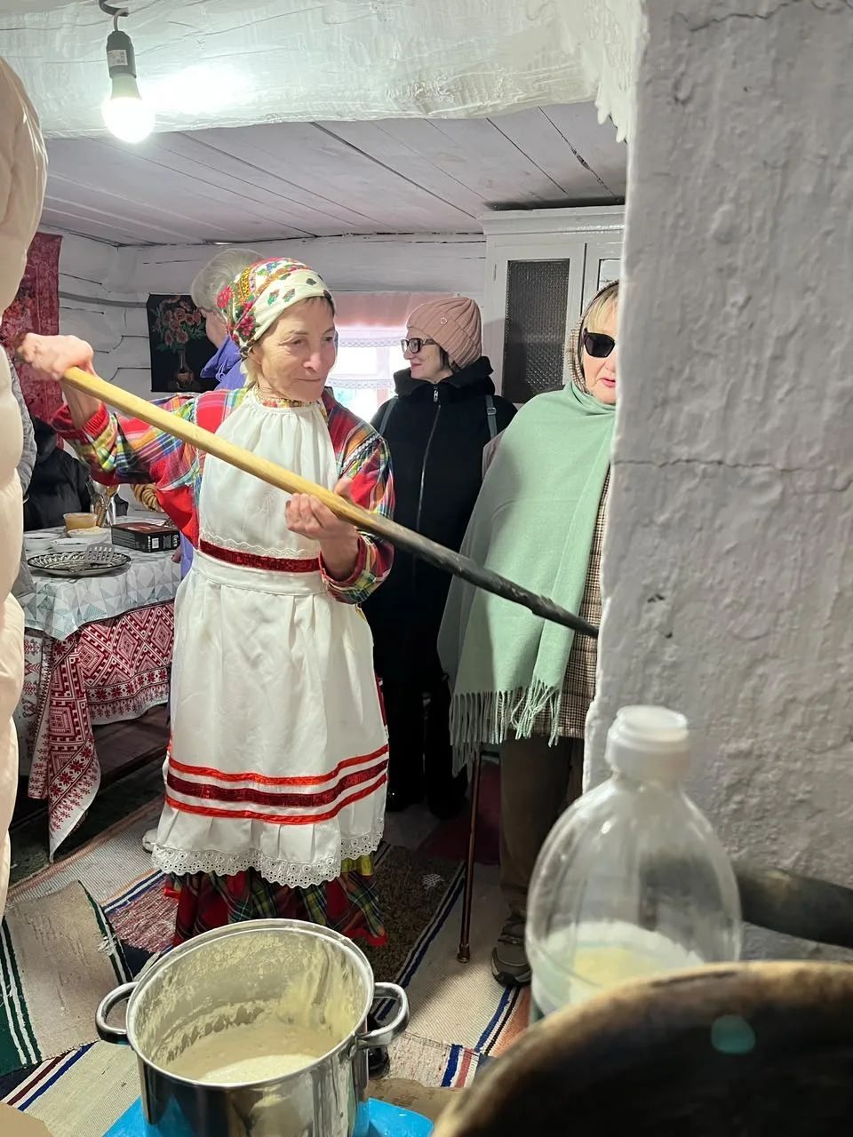 Комаровкада туристлар керәшеннәрнең үзенчәлекле мирасы, туй йолалары белән танышканнар