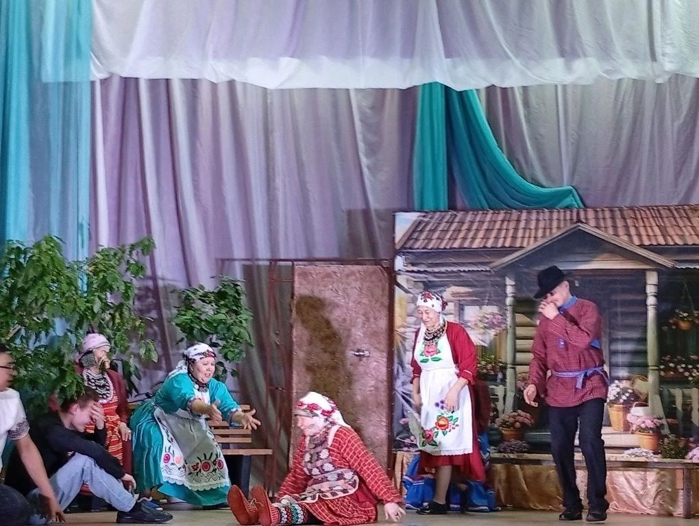 Һәр якның үз таланты: Авылларда үзешчәннәр концерт, театр күрсәтә